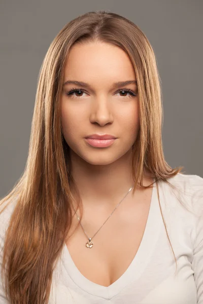 Retrato da bela jovem mulher — Fotografia de Stock