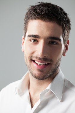 gülümseyen yakışıklı adam