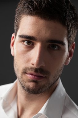 Yakışıklı beyaz adam