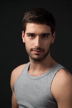 serin yakışıklı beyaz adam