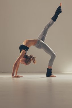 Yoga yapan kadın