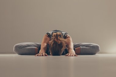 kadın kapalı yoga yaparken
