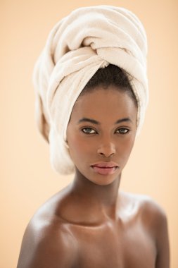 Afrikalı kadın baş havlu ile