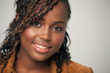 Afrikalı genç kız gülümseyerek