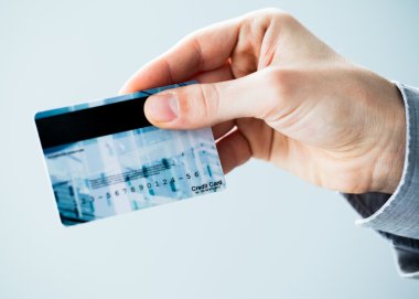 el kredi kartı tutan işadamı