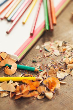 defter ve keskin renk kalemler