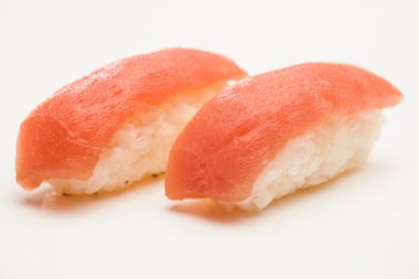 Tuna nigiri suşi