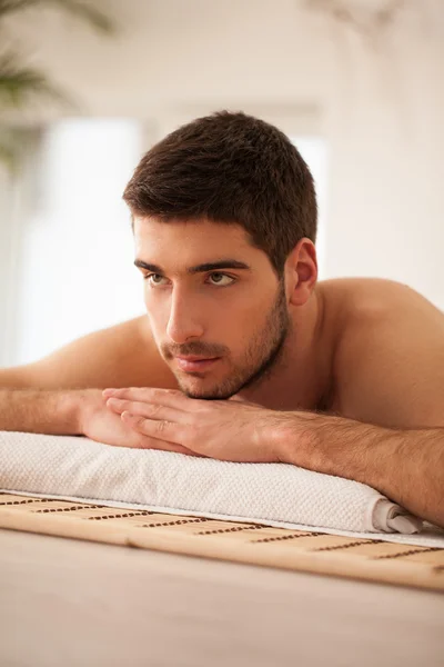Homem à espera de uma massagem — Fotografia de Stock