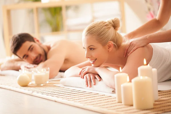 Casal desfrutando de uma massagem nas costas — Fotografia de Stock