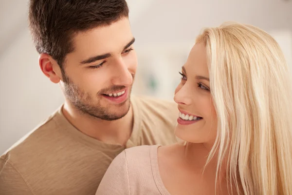 Bonito casal branco sorrindo — Fotografia de Stock