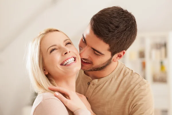 Pareja caucásica riendo — Foto de Stock