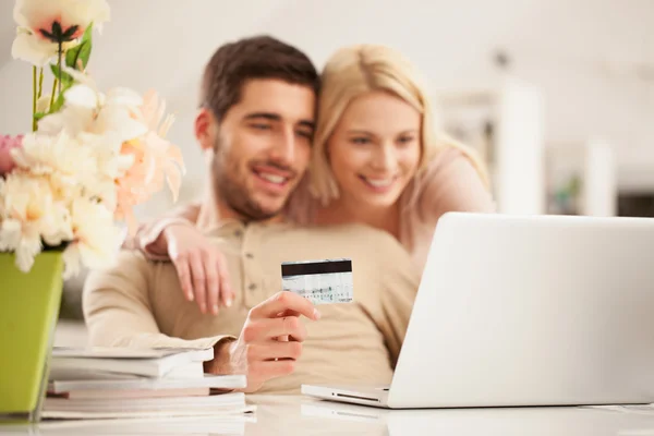 Sorridente coppia shopping online — Foto Stock