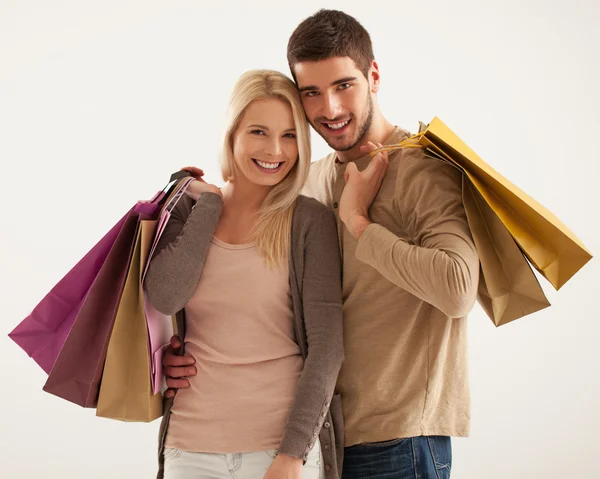 Lächelndes Paar mit Einkaufstüten — Stockfoto
