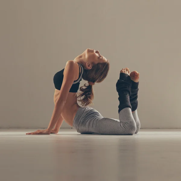 Arco yoga pose — Foto de Stock