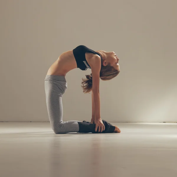 Pose de yoga camello — Foto de Stock