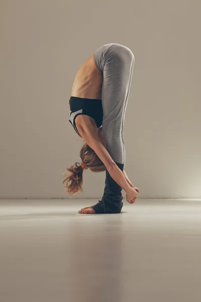 Vrouw doet yoga — Stockfoto