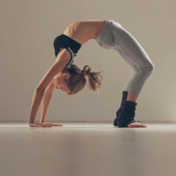 Ponte Yoga Pose — Fotografia de Stock