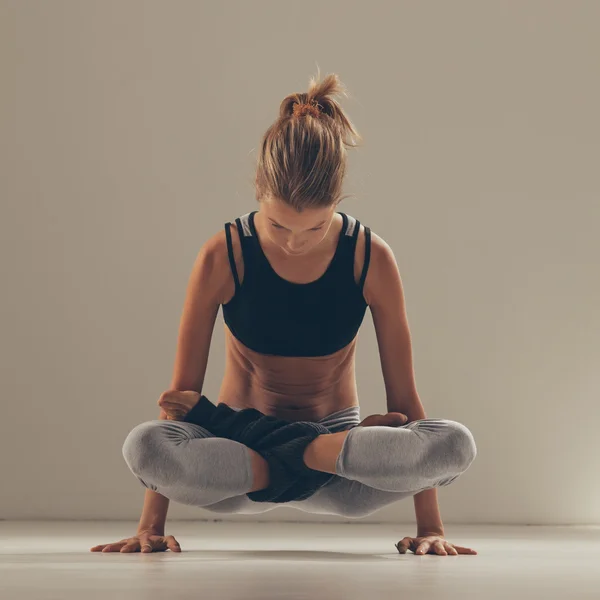 Exercício de Yoga de equilíbrio de braço — Fotografia de Stock