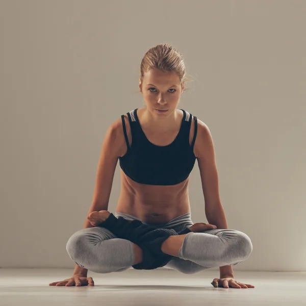 Ejercicio de Yoga Equilibrio de Brazos — Foto de Stock