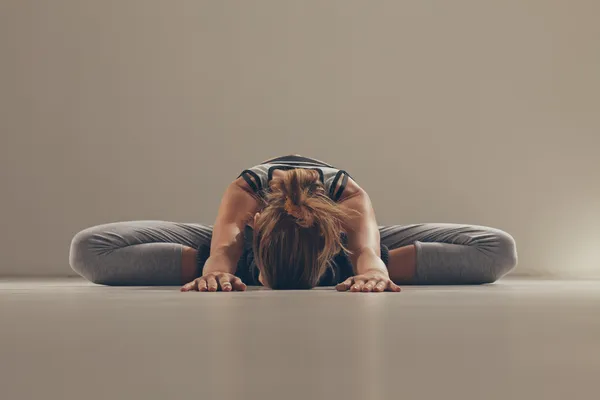 Frau macht Yoga drinnen — Stockfoto