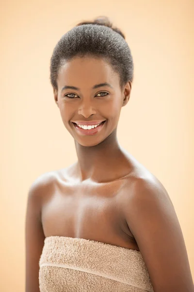 Retrato de spa de una mujer africana sonriente — Foto de Stock