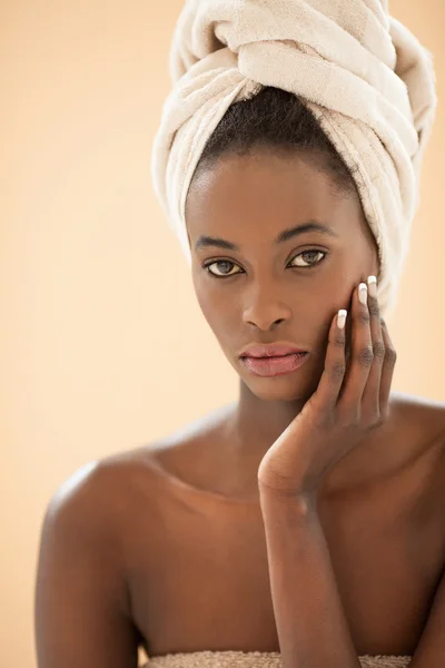 Donna africana con un asciugamano testa — Foto Stock