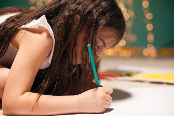 Menina Desenho em seu quarto — Fotografia de Stock