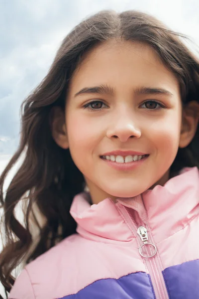 Χαμογελώντας καυκάσιος κορίτσι σε εξωτερικούς χώρους — Φωτογραφία Αρχείου