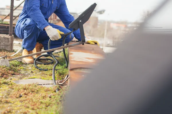 Travailleur de la construction sur le toit — Photo