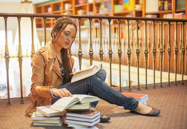 Vrouw leest op een boekenwinkel — Stockfoto