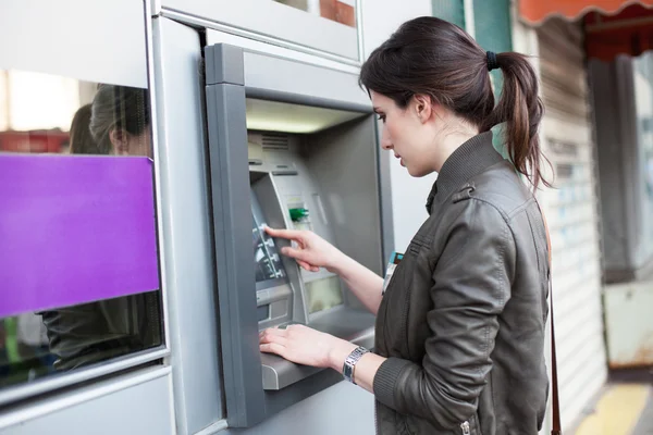 Kaukasische vrouw bij de atm — Stockfoto