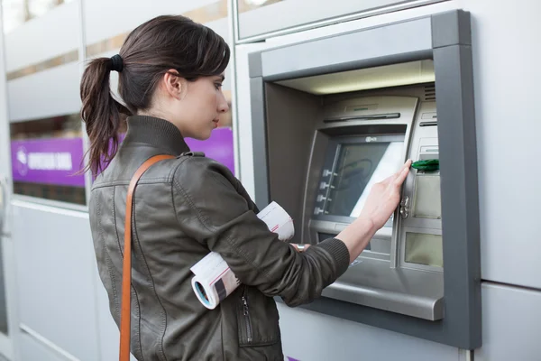 Mulher caucasiana no ATM — Fotografia de Stock