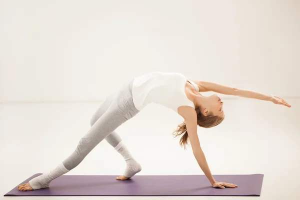 Kvinnan gör yoga inomhus — Stockfoto