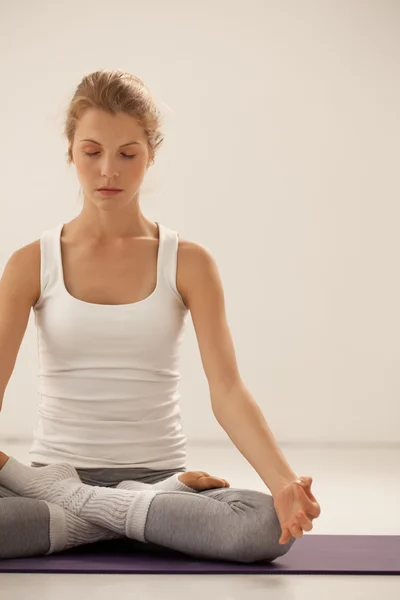 Jovem mulher meditando dentro de casa — Fotografia de Stock