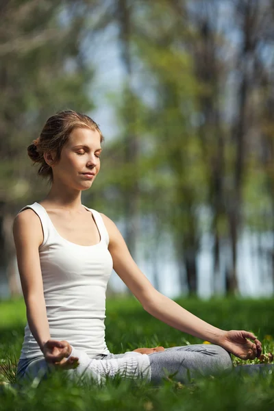 Mulher meditando — Fotografia de Stock