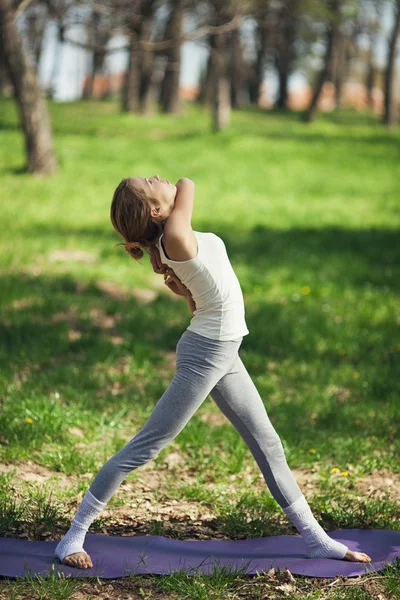 Açık havada yoga yaparken genç bir beyaz kadın — Stok fotoğraf