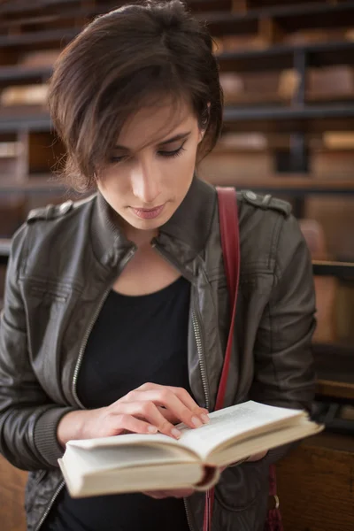 Collegestudent som läser en bok — Stockfoto
