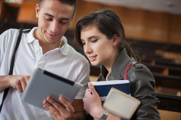 Estudiantes universitarios con una tableta — Foto de Stock