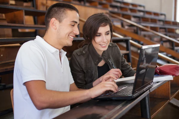 Collegestudenter studera tillsammans — Stockfoto