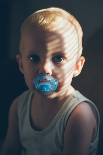 Bambino con un ciuccio — Foto Stock