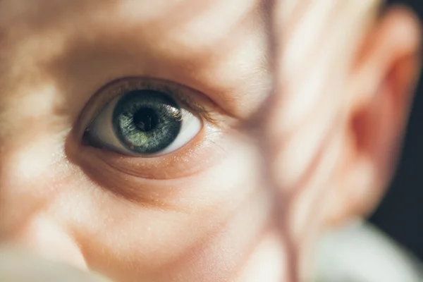 Oog van een babyjongen — Stockfoto