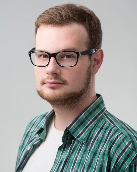 Retrato de un joven caucásico — Foto de Stock