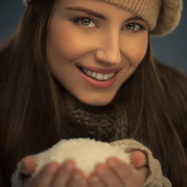 Женщина держит снег — стоковое фото
