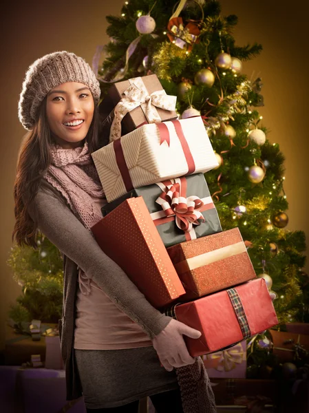 Vrouw met kerstcadeaus — Stockfoto