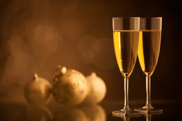 Kieliszki do szampana i ozdoby — Zdjęcie stockowe
