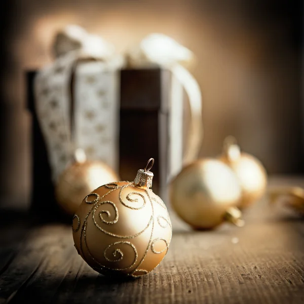 Kerstcadeau en ornamenten — Stockfoto