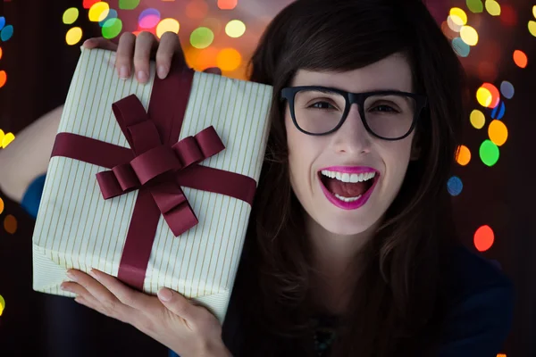 Hipster vrouw met een cadeau — Stockfoto