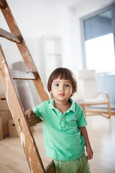 Мальчик, стоящий у лестницы — стоковое фото