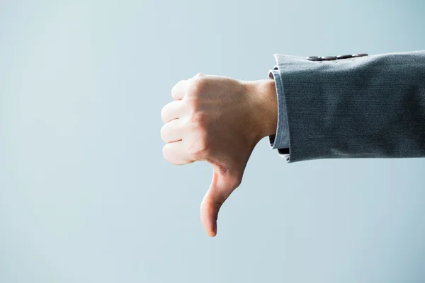 La mano dell'uomo d'affari che mostra i pollici giù — Foto Stock