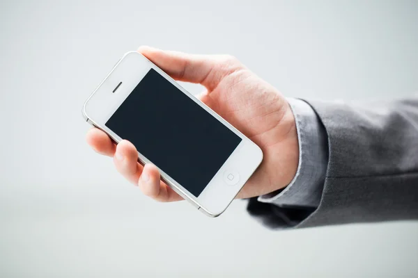 La mano del hombre de negocios con un teléfono inteligente — Foto de Stock